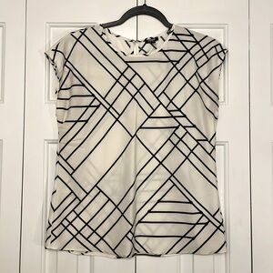 3 FOR $15 ‼️ Geometric print Express top